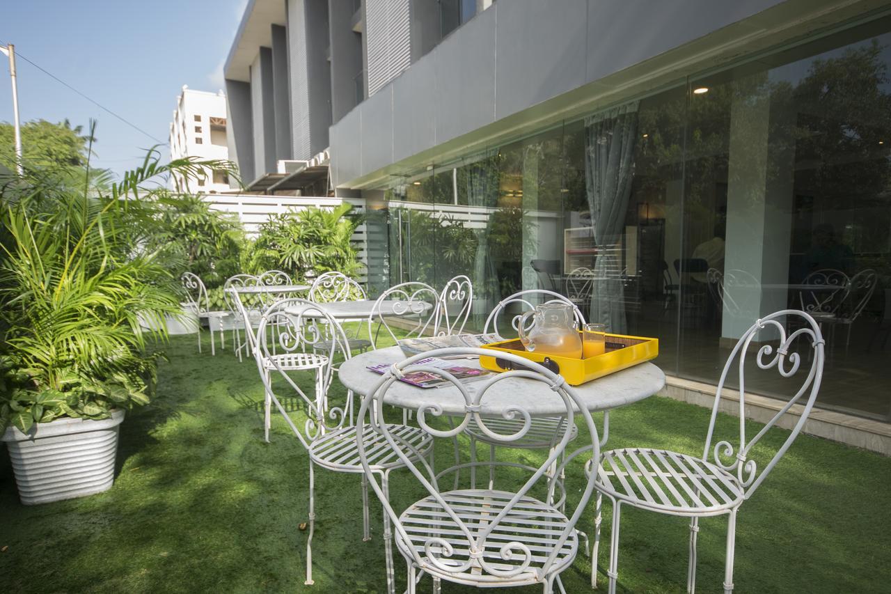 Oyo Townhouse 16 International Airport Hotel Mumbai Exterior foto